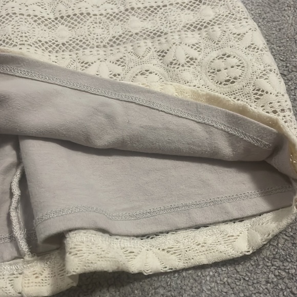 Abercrombie & Fitch cream fitted lace dress. Size: S - Picture 3 of 4